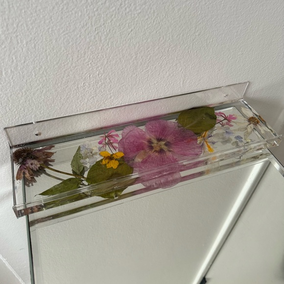Acrylic floating shelf with real hand picked and pressed flower design - Picture 6 of 6
